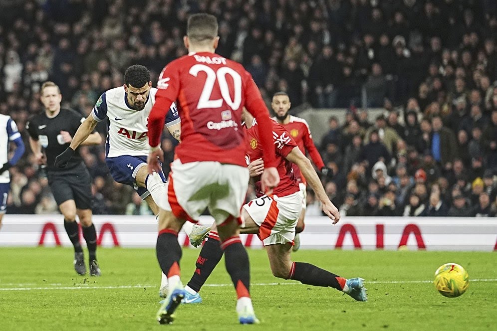 Dominic Solanke mencetak gol di laga Tottenham vs Manchester United di Tottenham Hotspurs Stadium, Jumat (20/12/2024).