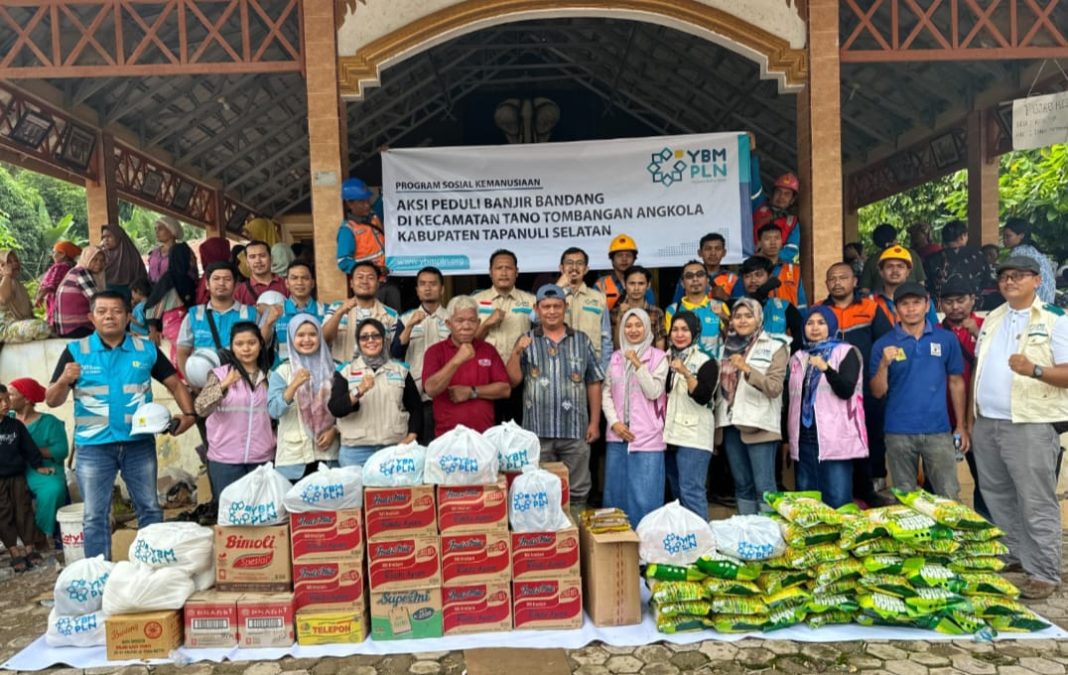 PLN UP3 Pasangsidimpuan, foto bersama dengan Srikandi PLN, YBM PLN dan warga terdampak banjir di lokasi pengungsian sementara, Kamis (19/12/2024). (Dok/ PLN)