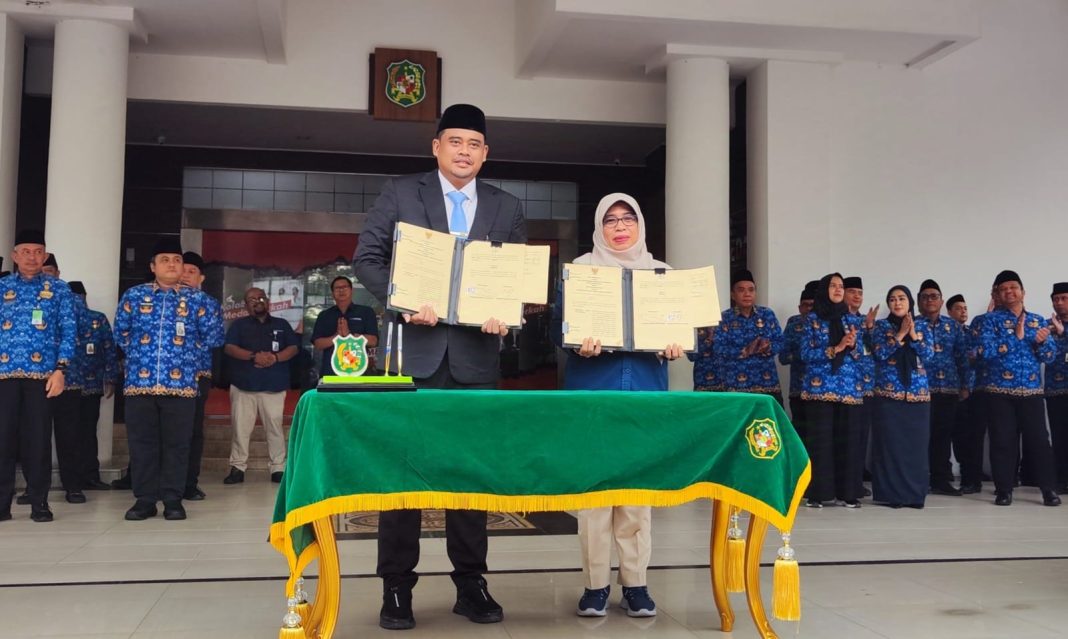 Wali Kota Medan, Muhammad Bobby Afif Nasution, dan Kepala BPJS Kesehatan Cabang Medan, dr Yasmine Ramadhana Harahap MM AAAK, di Balai Kota Medan, Kamis (19/12/2024).