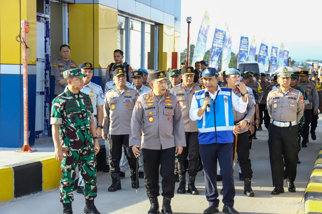 Kapolri Jenderal Pol Listyo Sigit Prabowo meninjau kesiapan jalur tol fungsional dan rest area menjelang libur Natal dan Tahun Baru, Kamis (19/12/2024).