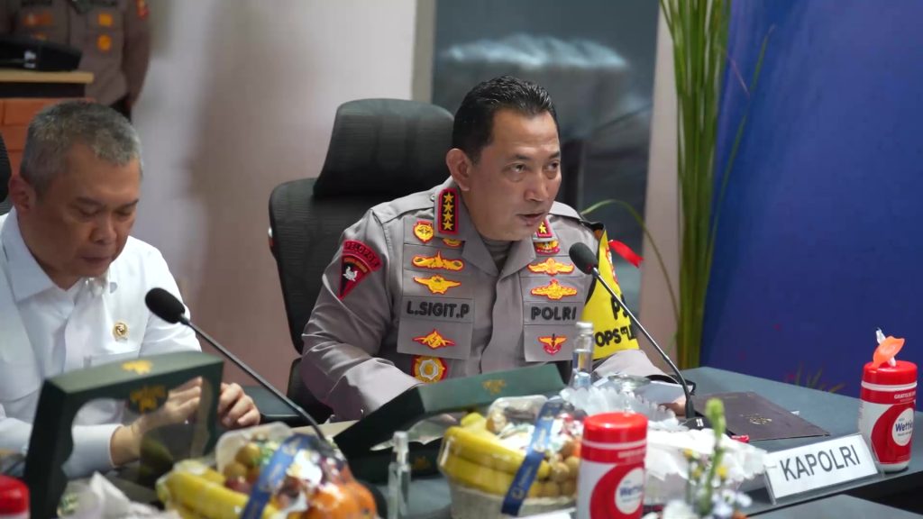 Kapolri Jenderal Polisi Drs Listyo Sigit Prabowo memberikan arahan terkait SOP keselamatan penumpang dan kesiapan Pelabuhan Merak jelang Nataru 2025, di Badung, Jumat (20/12/2024).