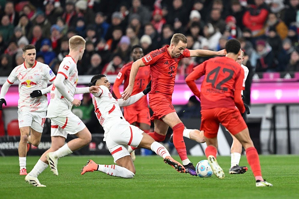 Duel antarpemain di laga Bayern Munchen vs RB Leipzig, Bundesliga 2024/2025.