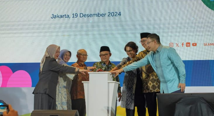 Mendikdasmen Abdul Mu’ti bersama perwakilan SEAMEO CECCEP dan Tanoto Foundation, meluncurkan tiga inisiatif penting untuk pengembangan PAUD Holistik Integratif di Asia Tenggara. (Dok/Kemendikdasmen)