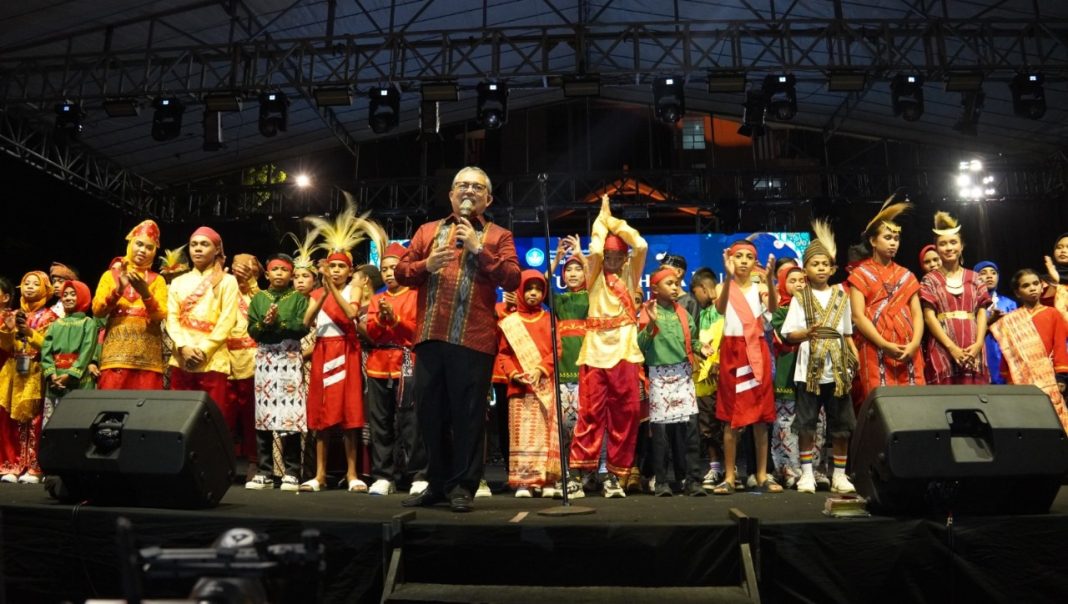 Anak-anak penutur bahasa daerah dari lima kabupaten di Maluku berkompetisi dalam Festival Tunas Bahasa Ibu (FTBI) 2024 di Lapangan Merdeka, Ambon. (Dok/Kemendikdasmen)