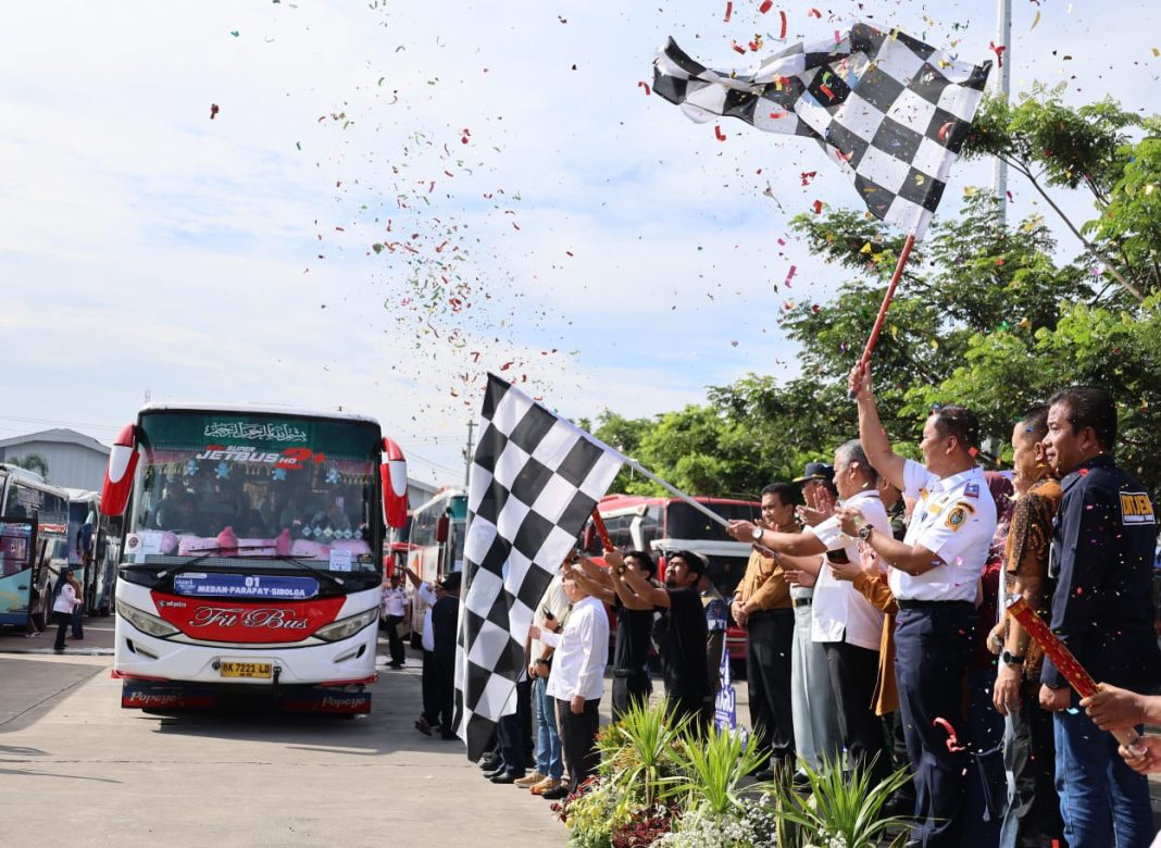 Staf Ahli Gubernur Sumut Suherman dan Kadishub Sumut Agustinus Panjaitan melepas mudik gratis Pemprov Sumut di Terminal Amplas, Medan, Sabtu (21/12/2024).