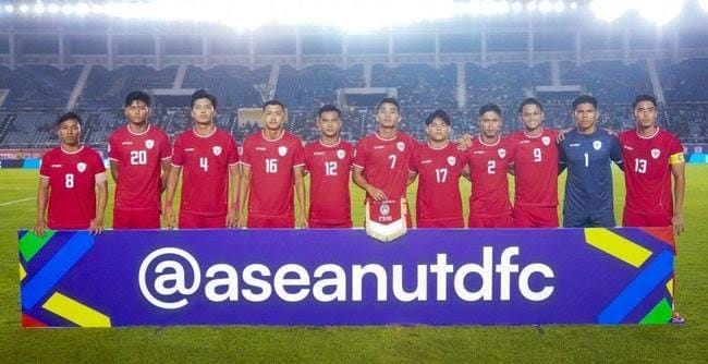 Para pemain Timnas Indonesia kalah 0-1 dari Filipina dalam laga terakhir Grup B Piala AFF 2024 di Stadion Manahan, Solo, Sabtu (21/12/2024).