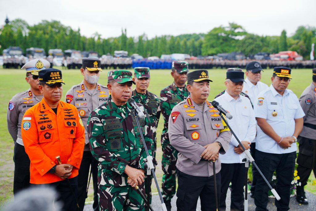 Kapolri Jenderal Polisi Drs Listyo Sigit Prabowo memberikan arahan terkait pengamanan Natal 2024 dan Tahun Baru 2025 di Mabes Polri, Jumat (20/12/2024).