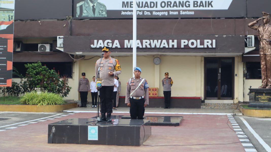 Kapolrestabes Medan Kombes Pol Gidion Arif memberikan pengarahan kepada anggotanya saat pimpin apel jelang perayaan Nataru di Mapolrestabes, Senin (23/12/2024). (Dok/Polrestabes Medan)