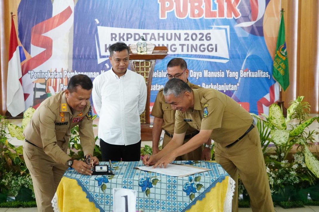 Pj Wali Kota Tebingtinggi Dr Moettaqien Hasrimi saksikan kepala Bappeda Erwin Suheri Damanik tantangani berita acara RKPD, Senin (23/12/2024)di Gedung Hj Sawiyah, Tebingtinggi. (Dok/Kominfo)