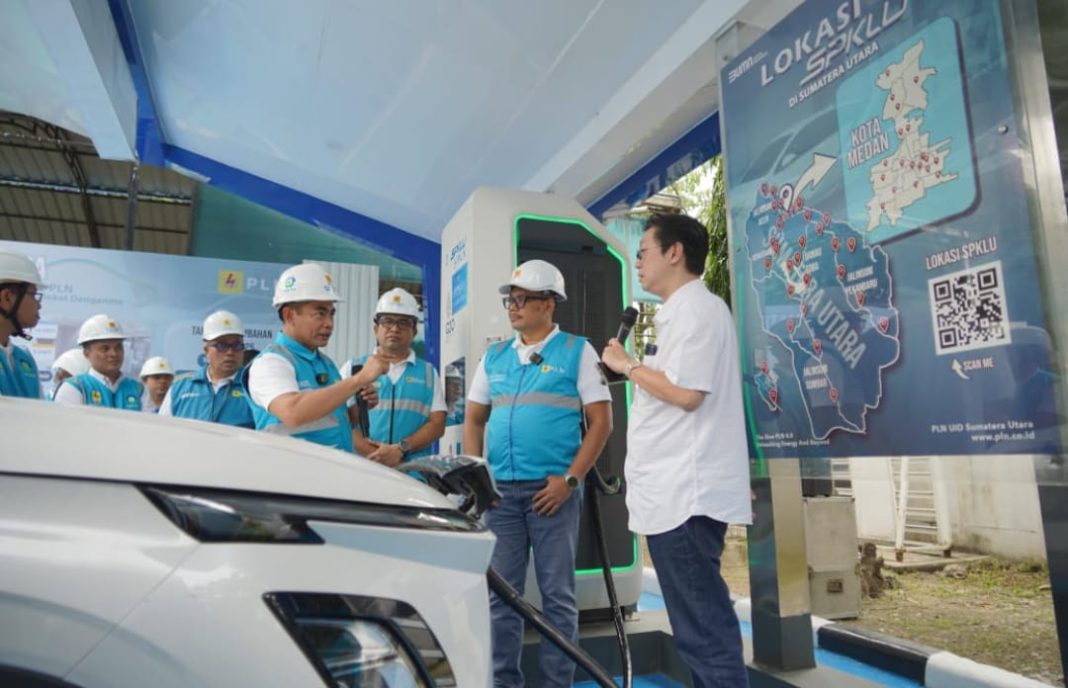 EVP Operasi Distribusi Sumatera Kalimantan, Saleh Siswanto (kiri) saat bebincang dengan Pelanggan SPKLU Fast Charging PLN UID Sumut, Yontoro (kanan) didampingi General Manager PLN UID Sumatera Utara, Agus Kuswardoyo (2 dari kanan), Senin (23/12/2024). (Dok/PLN)