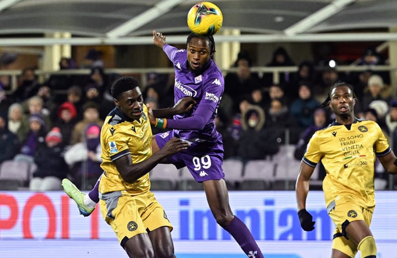 Fiorentina harus menelan kekalahan kandang pertama mereka di Serie A setelah 19 pertandingan, kalah 2-1 dari Udinese dalam laga yang penuh drama.