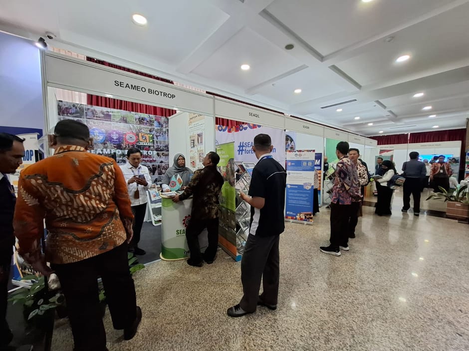 Para pengunjung dengan antusias mengunjungi berbagai stan pameran dalam acara peluncuran inisiatif SEAMEO CECCEP.