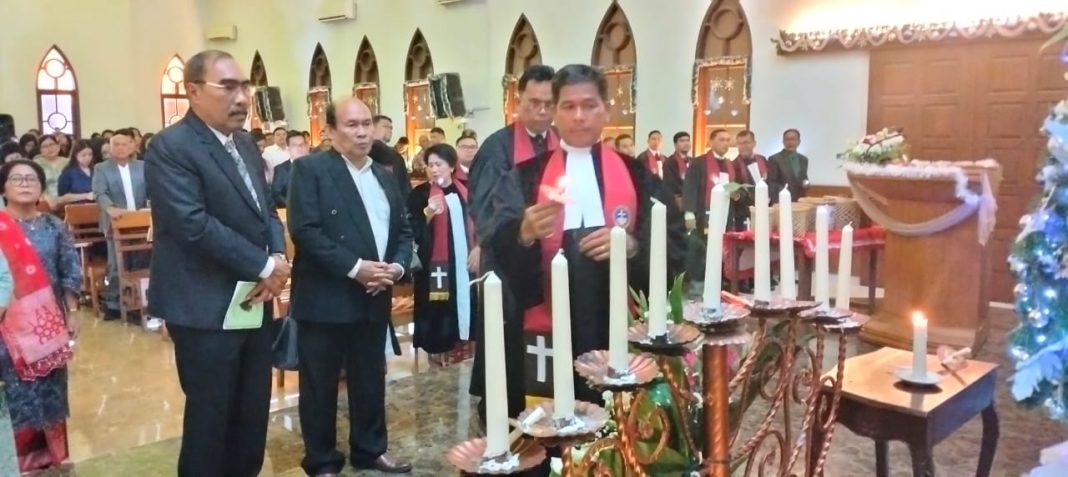 Prosesi penyalaan lilin dipimpin Pdt John Terkelin Ginting sebagai pengkhotbah, Ketua BPMR Pt Tama Sena Tarigan, Ketua Panitia PHBG Dami Sembiring, Ketua Saitun Siti Aminah Pinem, Ketua Mamre Edi Ulina Ginting, Ketua Moria Herlina Ginting, Ketua Permata Rivaldy Sembiring, Ketua KA/KR Runggun Bernita Trayes Sembiring, serta Ketua Panitia Pembangunan Setia Dharma Sebayang.