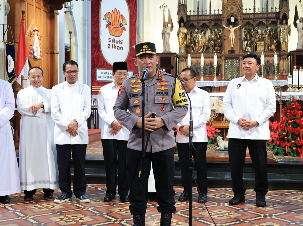 Kapolri Jenderal Pol Listyo Sigit Prabowo berbicara di menjelang Misa Malam Natal di Gereja Katedral, Jakarta, Selasa (24/12/2024).