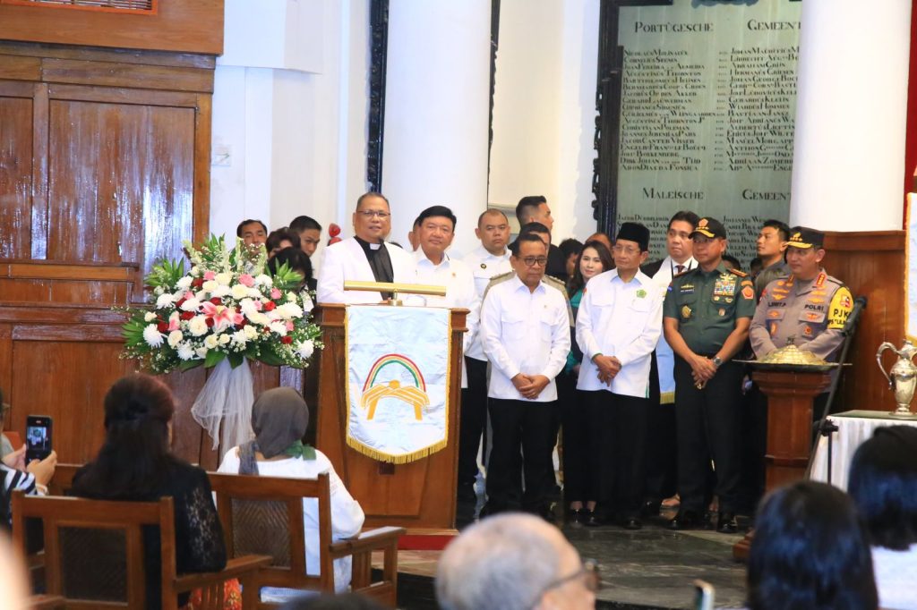 Polri dan TNI bersinergi memastikan kelancaran ibadah Natal di Gereja GKI Samanhudi, GPIB Immanuel, Jakarta.