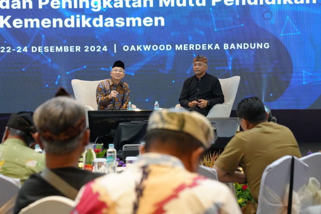 Wakil Menteri Pendidikan Dasar dan Menengah, Atip Latipulhayat, dalam diskusi kebijakan pendidikan di Bandung.