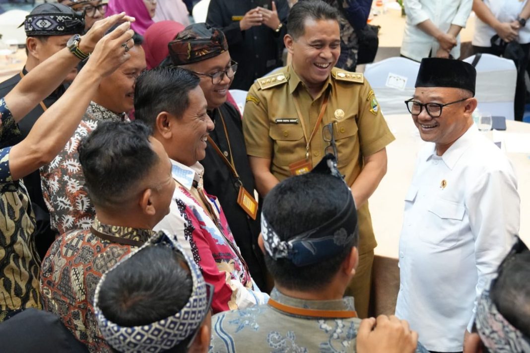 Mendikdasmen Abdul Mu'ti bersama para peserta diskusi membahas kebijakan untuk pemerataan mutu pendidikan di Jawa Barat.