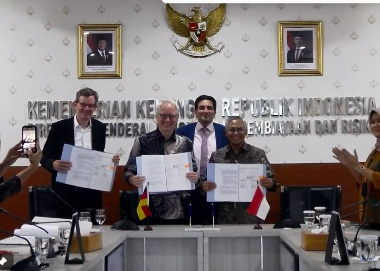 Penandatanganan kesepakatan kerja sama antara Pemerintah Indonesia, Pemerintah Jerman, dan Global Fund untuk pengendalian TBC dan malaria. (Dok/Kemenkes)