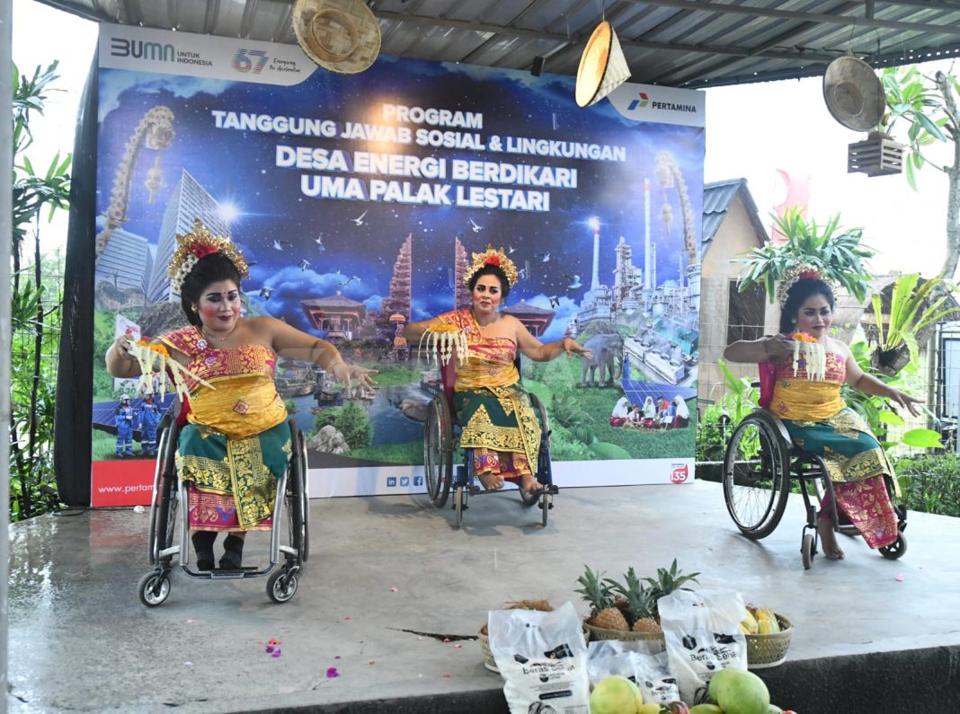 Nengah Wani, anggota Yayasan Cahaya Mutiara Ubud, menampilkan tarian tradisional Bali dalam acara kunjungan Direktur Utama Pertamina ke Desa Energi Berdikari, Bali. (Dok/Pertamina)