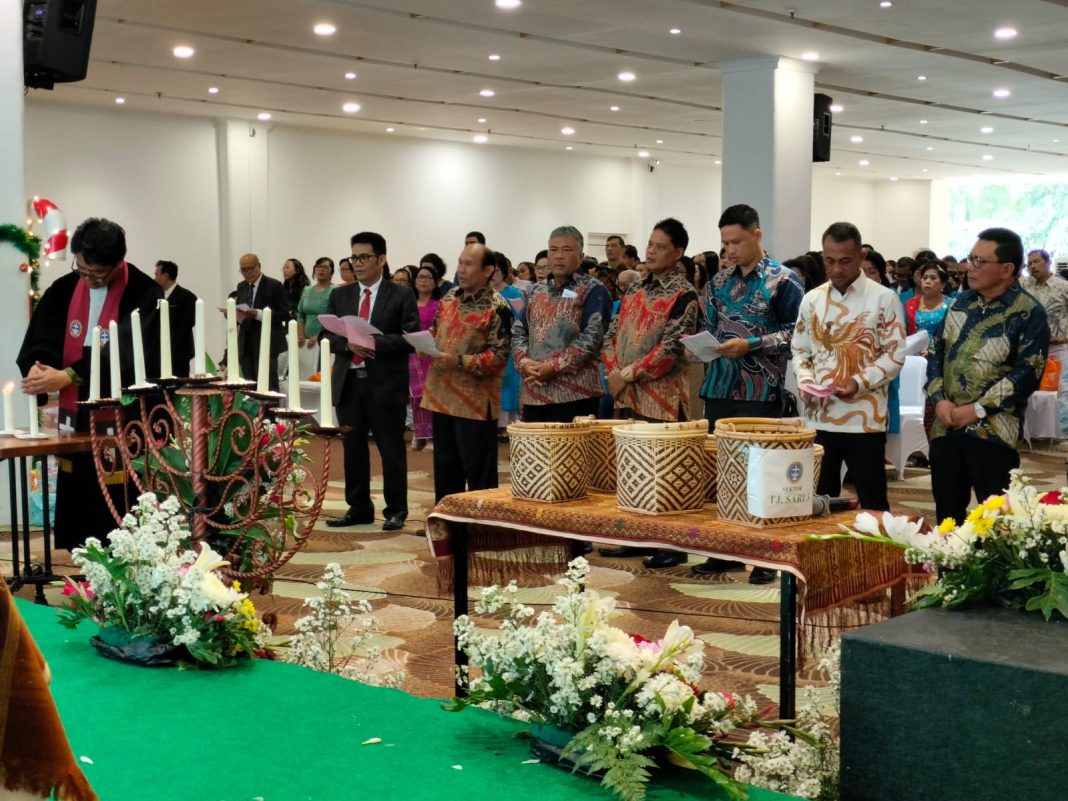 Ibadah Natal ditandai dengan penyalaan lilin oleh Pdt Krismas Imanta Barus MTh LM, Ketua BPMR GBKP Setia Budi Pt Tama Sena Tarigan, Ketua Panitia HBG Dami Sembiring, serta pengurus PJJ, Rabu (25/12/2024).