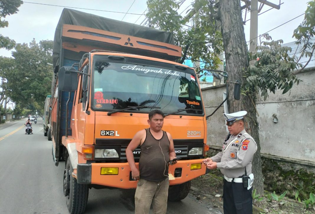 Sat Lantas Polres Pematangsiantar dipimpin Kanit Turjawali IPTU P Manurung melakukan tindakan tegas berupa menertibkan depalan unit truk sumbu tiga saat melintasi Jalan Medan, Rabu (25/12/2024). (Dok/Polres Pematangsiantar)