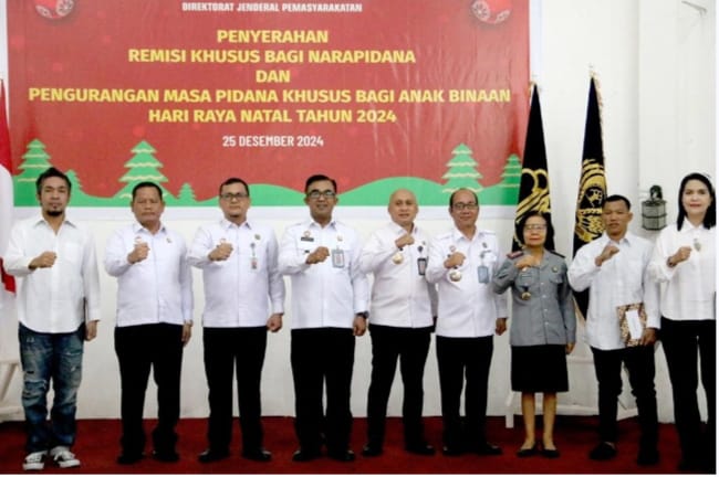 Kakanwil Kemenkumham Sumut Anak Agung Gede Krisna foto bersama dengan Kepala Divisi Pemasyarakatan Rudy F Sianturi, Kepala Divisi Administrasi Sahata Marlen Situngkir dan Kepala Divisi Keimigrasian Yan Wely Wiguna serta jajarannya usai acara penyerahan remisi khusus natal 2024 di Aula Lapas Kelas IIA Perempuan, Rabu (25/12/2024). (Dok/Humas)