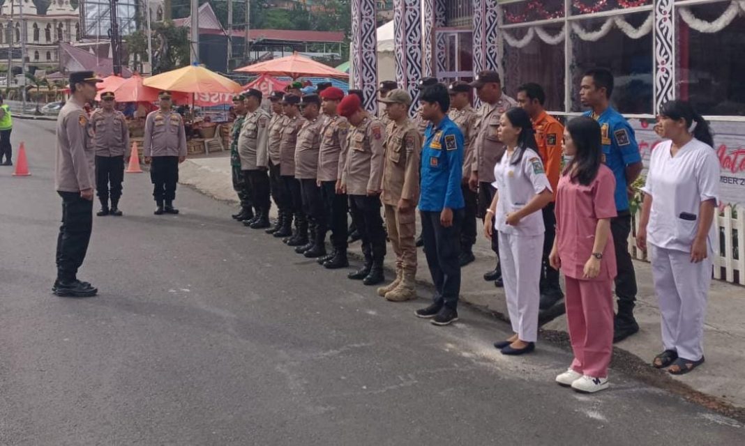 Kapolsek Parapat Iptu Rino Heryanto memimpin Apel di Pospam Nataru Pantai Bebas Parapat, Kecamatan Girsang Sipanganbolon, Kabupaten Simalungun, Kamis (26/12/2024).