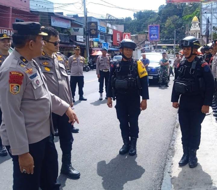 Tim Supervisi Mabes Polri, Brigjen Pol Drs Herman Sikumbang MM memberi arahan kepada personel Brimob Polda Sumut yang bertugas pengamanan Nataru, Kamis (26/12/2024). (Dok/Polda Sumut)