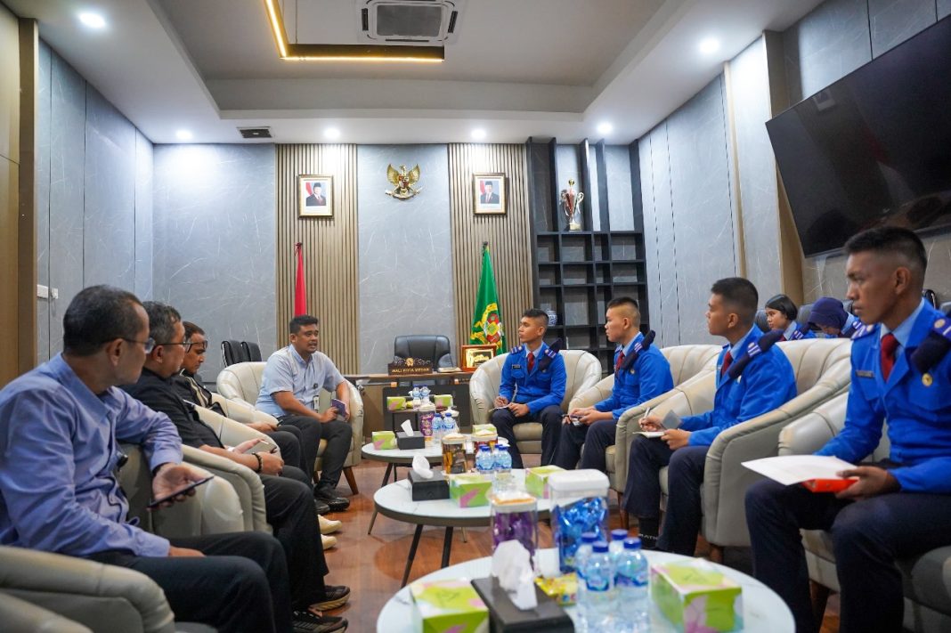 Wali Kota Medan Bobby Nasution menyampaikan pola kepemimpinan kepada para siswa SMA Taruna Nusantara di Rumah Dinas Wali Kota, Jalan Sudirman Medan, Selasa (24/12/2024) petang. (Dok/Humas)