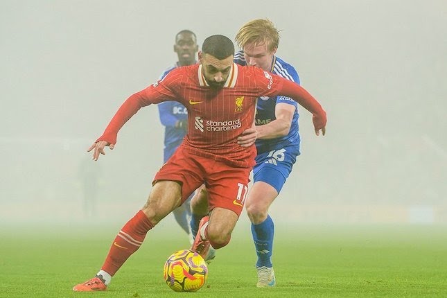 Mohamed Salah dikawal lawan di laga Liverpool vs Leicester City, Premier League 2024/2025.