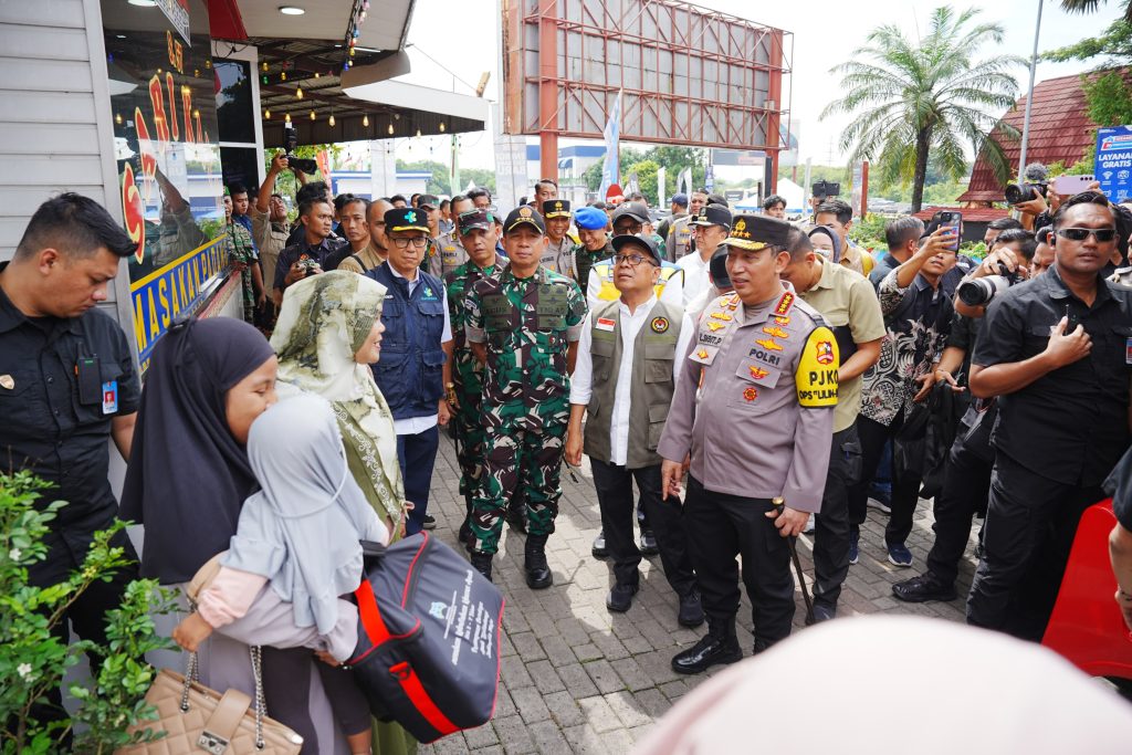 Kapolri Jenderal Polisi Drs Listyo Sigit Prabowo melakukan peninjauan langsung arus lalu lintas di KM 57 Tol Jakarta-Cikampek, Karawang, Jawa Barat, Jumat (27/12/2024).