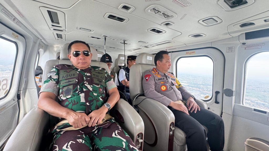 Kapolri Jenderal Polisi Listyo Sigit Prabowo bersama Panglima TNI Jenderal Agus Subiyanto melakukan pemantauan jalur mudik Natal dan Tahun Baru 2025 menggunakan helikopter di Tol Jakarta-Cikampek, Jumat (27/12/2024).