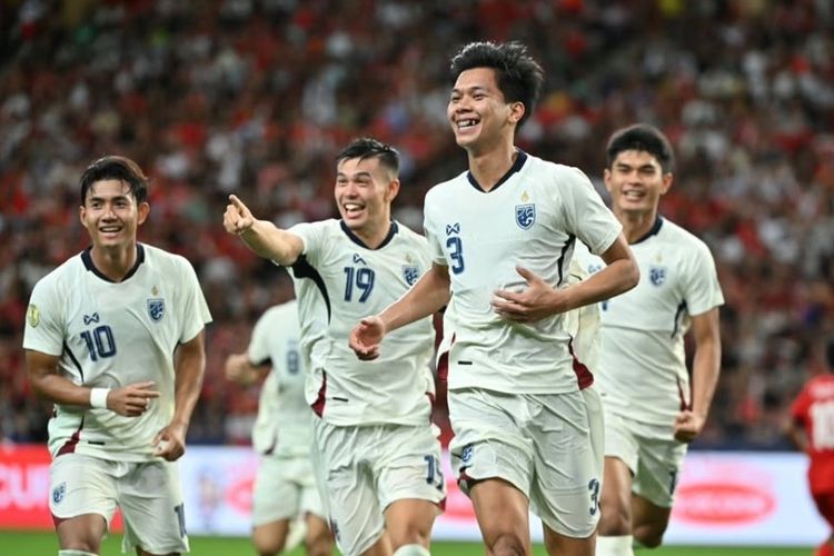 Para pemain Timnas Thailand saat merayakan kemenangan 4-2 atas Singapura pada laga Grup A Piala AFF 2024 atau ASEAN Cup 2024.