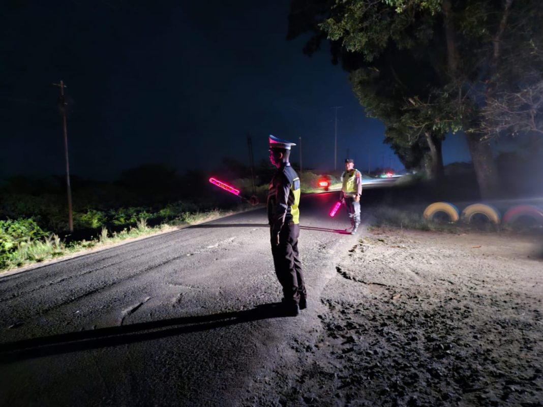 Polsek Tanah Jawa laksanakan patroli terpadu di wilayah hukumnya pada Sabtu (28/12/2024) malam, untuk mencegah gangguan kamtibmas selama Operasi Lilin Toba 2024. (Dok/Humas Polres Simalungun)