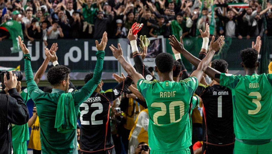 Pemain Arab Saudi merayakan kemenangan 3-1 setelah berhasil mengalahkan Irak dan lolos ke semifinal Piala Teluk 2024.