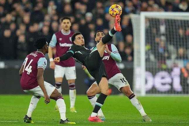 Aksi Curtis Jones di laga West Ham vs Liverpool, Premier League 2024/2025.