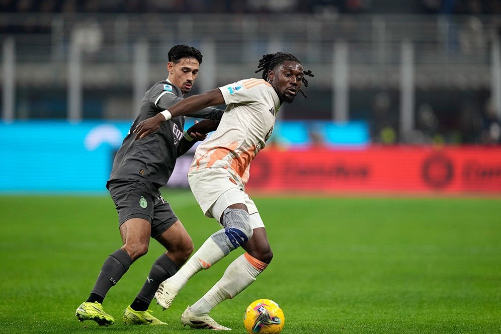 Tijjani Reijnders berduel dengan Manu Kone di laga AC Milan vs AS Roma, Serie A 2024/2025.