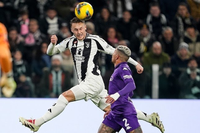 Teun Koopmeiners dikawal lawan di laga Juventus vs Fiorentina, Serie A 2024/2025.