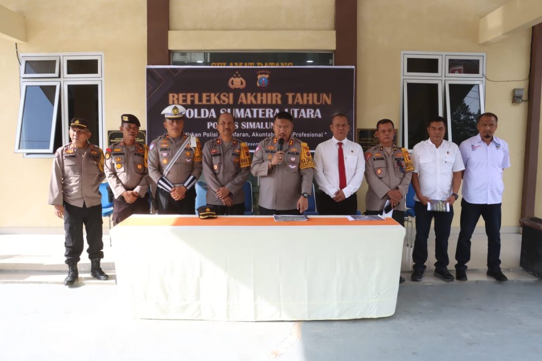 Kapolres Simalungun AKBP Choky Sentosa Meliala memaparkan capaian kinerja Polres Simalungun sepanjang tahun 2024 dalam acara Refleksi Akhir Tahun, Jumat (27/12/2024), di Mako Polsek Parapat, Kabupaten Simalungun.