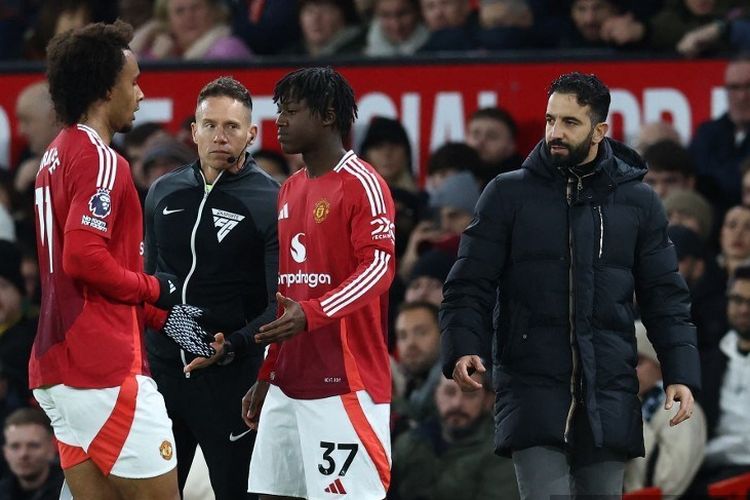 Pelatih Manchester United Ruben Amorim (kanan) menyaksikan penyerang Joshua Zirkzee (kiri) meninggalkan lapangan setelah digantikan gelandang Kobbie Mainoo dalam Liga Inggris antara Man United vs Newcastle United di Old Trafford di Manchester, Inggris, Senin (31/12/2024) dini hari WIB.