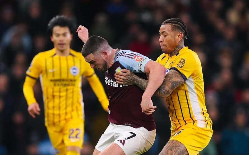 Pemain Aston Villa berduel memperebutkan bola dengan pemain Brighton.