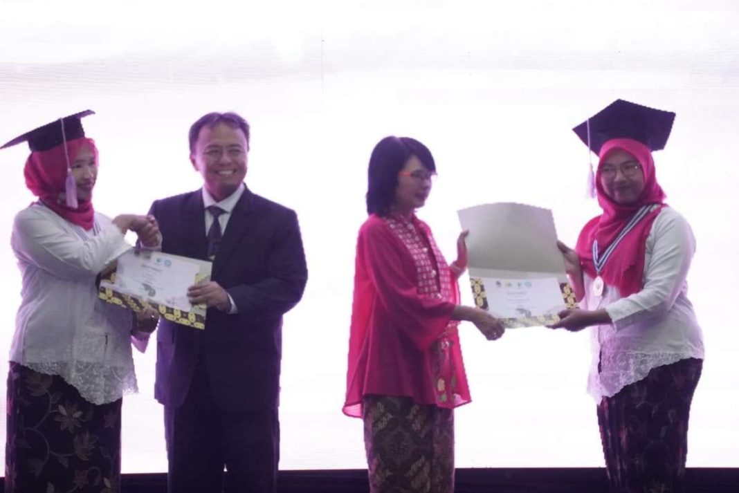 Wisudawati Sekolah Perempuan Jawa Barat mengikuti prosesi wisuda pada Puncak Peringatan Hari Ibu ke-96 di Sport Jabar Arcamanik, Kota Bandung, Senin (30/12/2024).