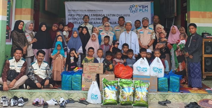 YBM PLN dan PLN UP3 Padangsidimpuan foto bersama pihak Panti Asuhan Anak Amalia Attohir semoga bantuan yang diberikan dapat bermanfaat dan menambah keberkahan bagi semua yang terlibat. (Dok/PLN)