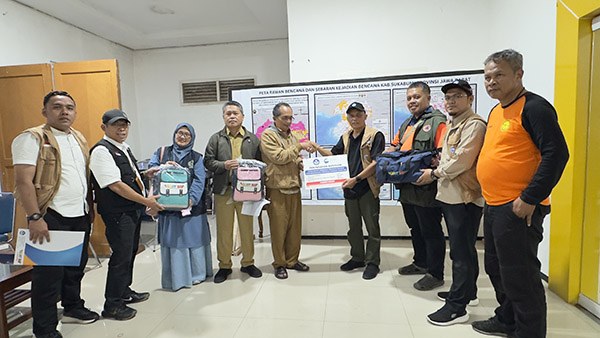 Pendistribusian bantuan Kemendikdasmen kepada satuan pendidikan yang terkena dampak bencana di Sukabumi dan Cianjur. (Dok/Kemendikdasmen)