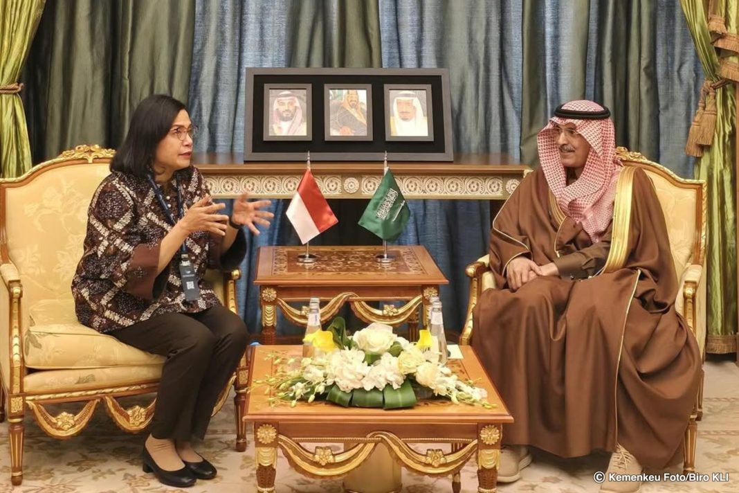 Menteri Keuangan Sri Mulyani dalam pertemuan dengan Presiden Islamic Development Bank (IsDB) Dr Muhammad Sulaiman Al Jasser di Saudi Arabia, Senin (9/12/2024). (Dok/Kemenkeu)