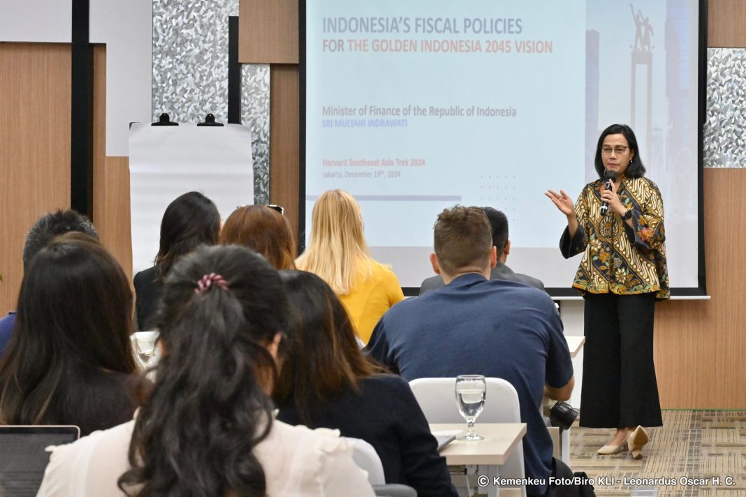 Menteri Keuangan Sri Mulyani Indrawati berdiskusi dengan mahasiswa Harvard University dalam kunjungan Southeast Asia Trek 2024 di Gedung Djuanda, Kompleks Kementerian Keuangan, Jakarta, Kamis (19/12/2024). (Dok/Kemenkeu)