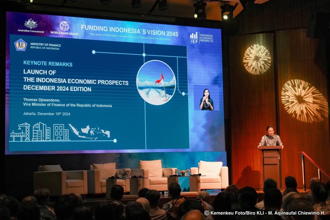 Wamenkeu Thomas Djiwandono menjelaskan tiga strategi utama untuk memperkuat APBN dalam acara peluncuran World Bank Indonesia Economic Prospect pada Senin (16/12/2024) di Jakarta. (Dok/Kemenkeu)