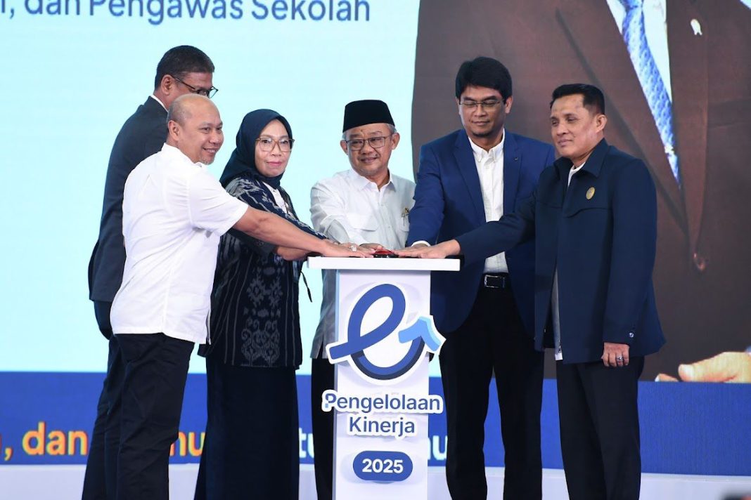 Mendikdasmen Abdul Mu’ti, bersama Plt Kepala BKN Haryomo Dwi Putranto, secara resmi merilis Pembaruan Pengelolaan Kinerja Guru, Kepala Sekolah, dan Pengawas Sekolah Tahun 2025 di Graha Utama, Kompleks Kemendikdasmen, Jakarta, pada Senin (9/12/2024). (Dok/Kemendikdasmen)