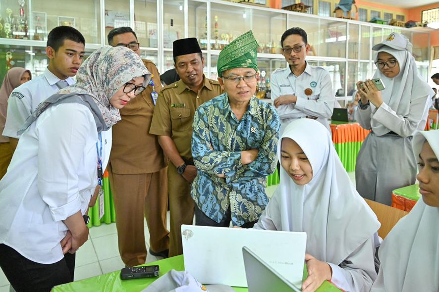 Wakil Menteri Pendidikan Dasar dan Menengah (Wamendikdasmen), Atip Latipulhayat, meninjau pembelajaran coding dan kecerdasan buatan (AI) di SMAN Plus, Pekanbaru, Riau, pada Senin (9/12/2024). (Dok/Kemendikdasmen)