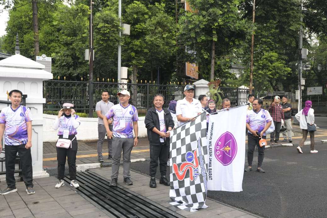 Sekda Jabar, Herman Suryatman, menghadiri fun walk peringatan HUT ke-75 PDGI di Gedung Sate, Kota Bandung, Minggu (26/1/2025). (Dok/Humas Jabar)